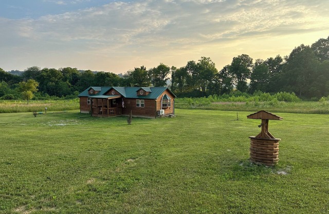 Cozy cabin in Hocking Hills, Wifi, close to all attractions of Oldman cave .
