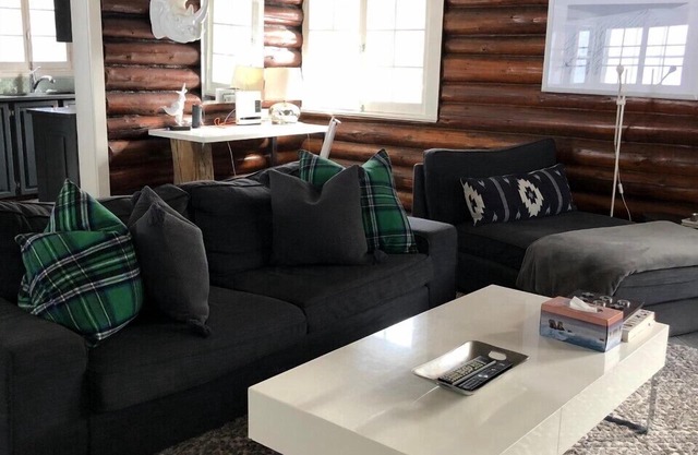 Cozy Cabin in the Woods Bordering on hiking and biking Trails citq 273674