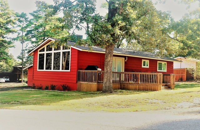 Cozy cabin in the Crestwood Subdivision at Lake O The Pines.