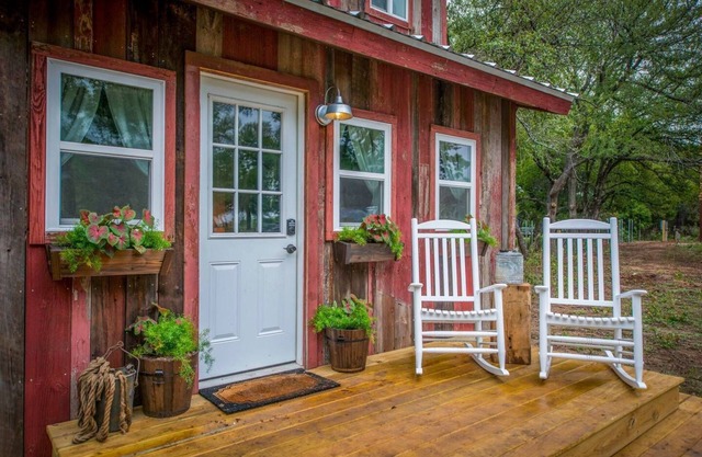 Cozy Cabin "Little Red Hen" 12 min to Magnolia