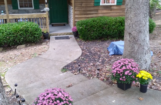 Cozy Cabin Located in gated resort near Lake Cumberland. Pool & boat ramp onsite
