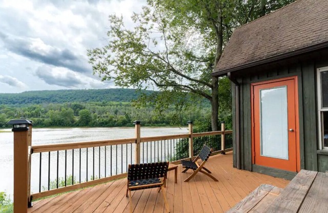Cozy Cabin on the River-The NEST