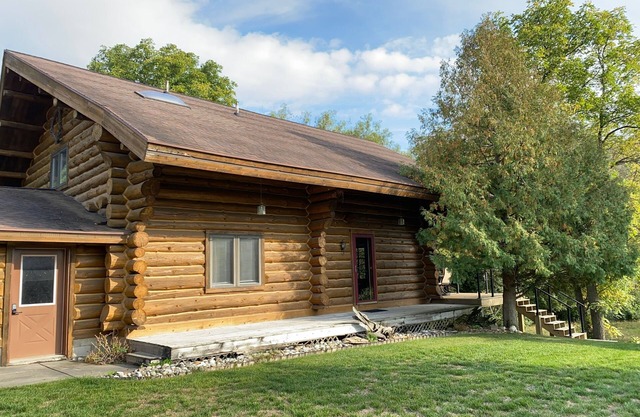 Cozy cabin on the serene Pentwater River with hot tub and ac