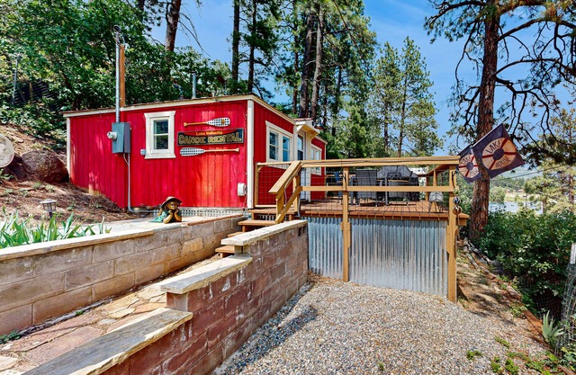 Cozy cabin w/beautiful views, lakefront, free wifi internet