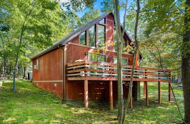 Cozy Cabin w Hot Tub, Deck, Grill, Fire Pit & WiFi
