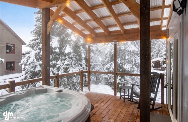 Cozy Cabin with a Hot Tub! Walk to the Ski Lifts.
