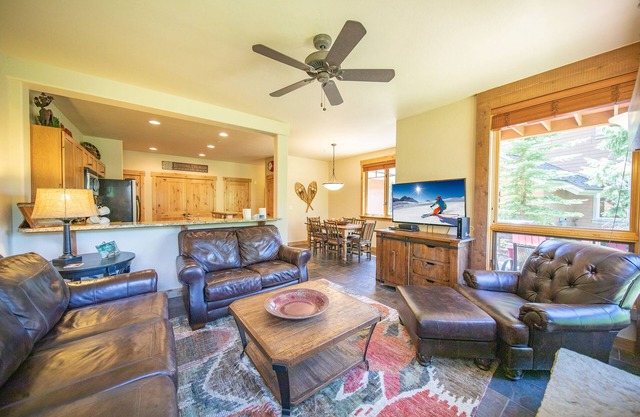 Cozy Cabin with lots of lights and Free Shuttle!