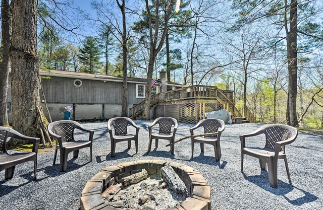 Cozy Cabin with Sunroom & Cacapon River Access!