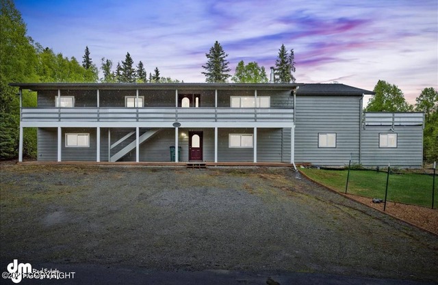 Cozy Caribou Corner in peaceful wooded area, close to airport, trails, Sleeps 7!