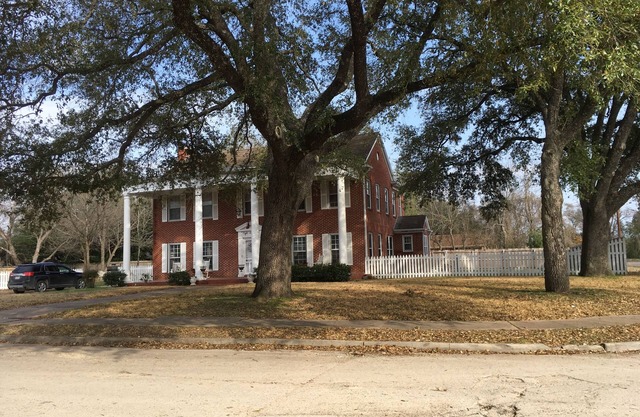 Cozy Carriage House Apartment at Three Oaks