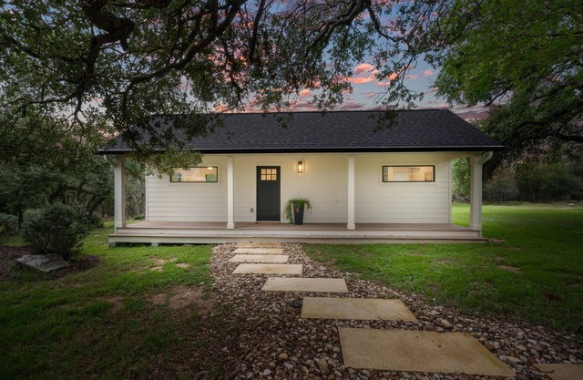 Cozy Casita/Cottage on 3 acres in the middle of the city! Quiet and Relaxing.