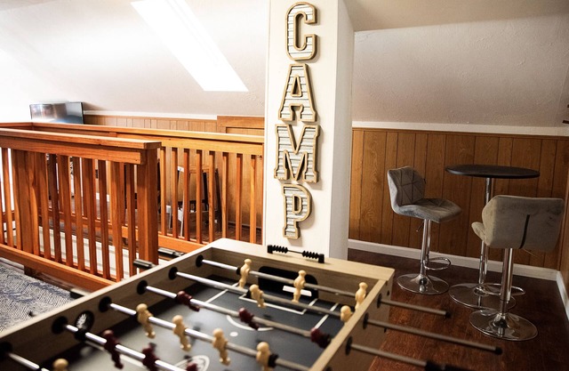 Cozy Central 4 BR Cabin, with Game Loft, Spa, Walk to the Lake, Eateries, Ski!