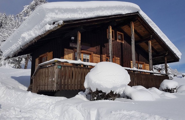 Cozy Chalet for 4 with Wi-Fi, Balcony, 2 Beds, Near Ski Lifts & Town Center