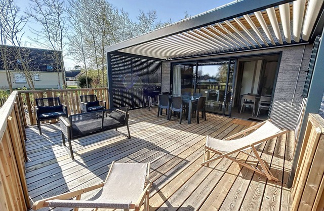 Cozy Chalet for 6 with Heated Pool, Terrace & Parking, Near Beach