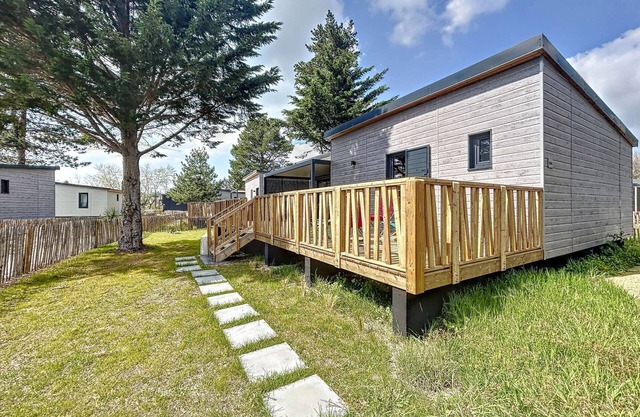 Cozy Chalet for 6 with Heated Pool, Terrace, and Parking near Beach