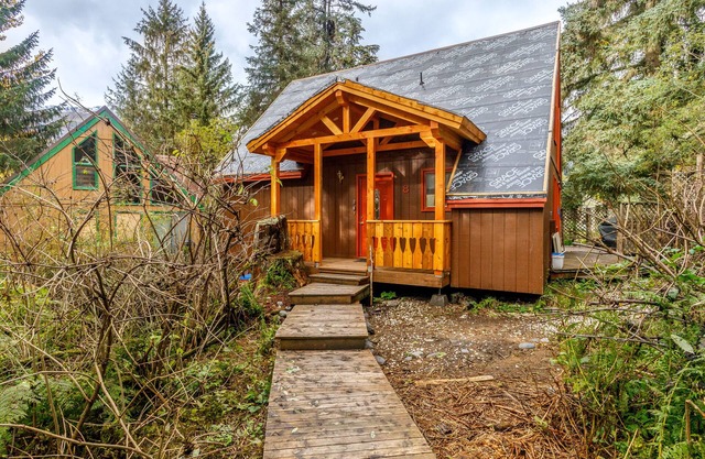 Cozy chalet near the slopes with WiFi, full kitchen, & hot tub