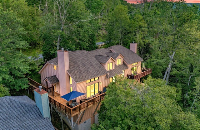 Cozy Chalet Retreat w Stunning Views +Fireplace/100 yrs from Slopes