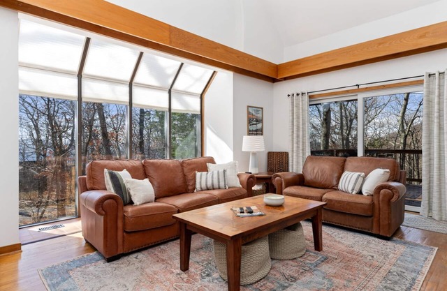 Cozy chalet w/king beds, fireplace, and hot tub. Dog-friendly! Close to hiking.