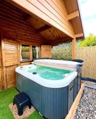 Cozy chalet with garden and jacuzzi near Amsterdam