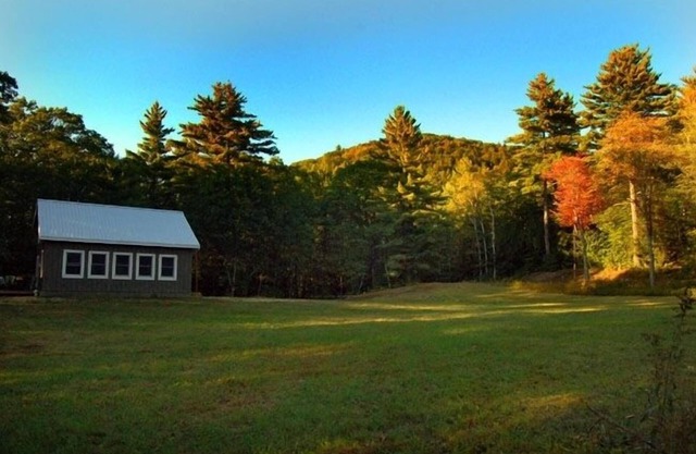 Cozy Charming cabin with mountain view, river, and high-speed Wifi. Pets allowed
