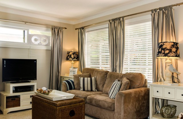 Cozy & Charming Cottage w/a Private Patio - Just Steps from the Beach