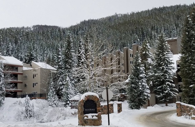 Cozy, Clean, DIRECT Ski-in Ski-Out Top-Floor Studio at Iron Horse