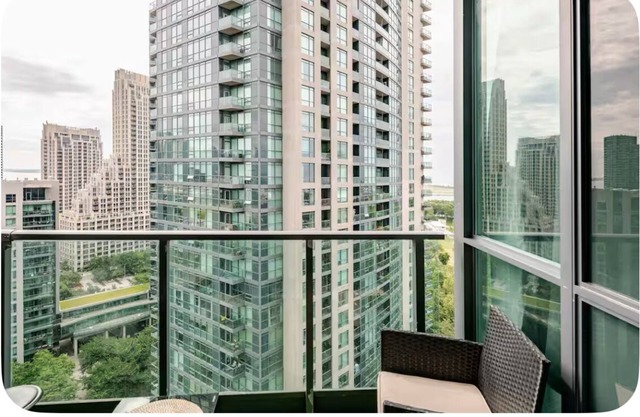 Cozy CN Tower And Lake Views Apartment