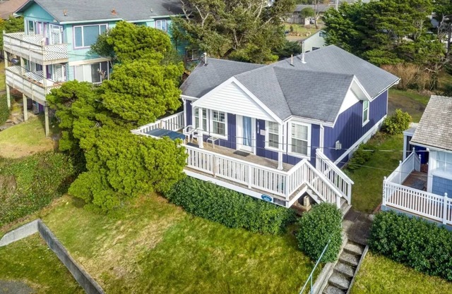 Cozy Coast Cottage: King, Hot Tub, Near Beach