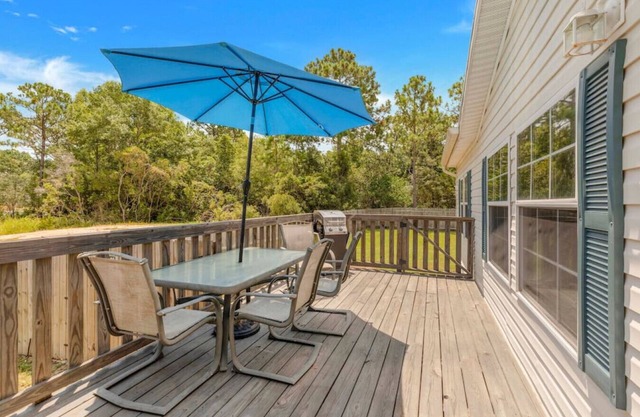 Cozy Coastal Retreat: RV/Boat Parking & fenced-in Backyard