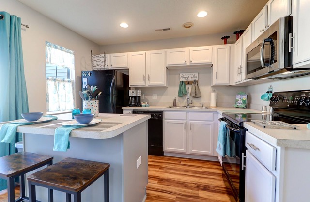 Cozy Coastal Townhome with seasonal pool centrally located in Charleston