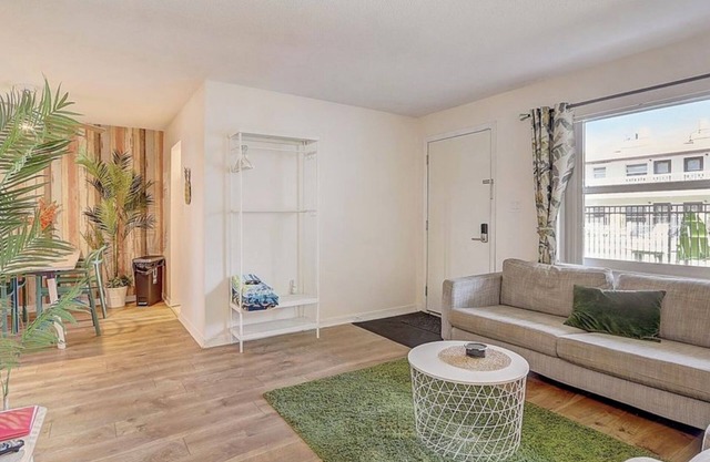 Cozy Cocoa Beach With Pool, Walking Distance to the Beach and the Famous Pier
