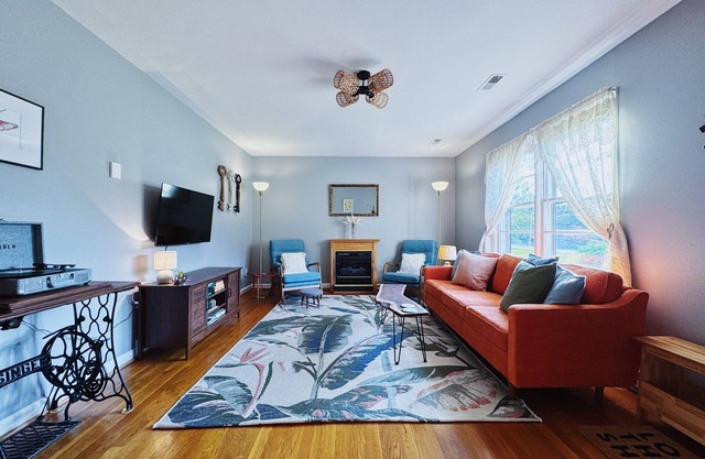 Cozy & Colorful 3BR Cottage near I-95, Kings Dominion, Richmond, Family Friendly