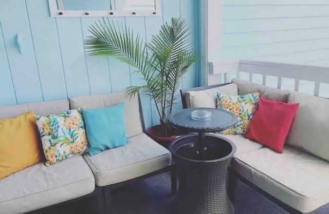 Cozy Condo, Balcony, Pool, King Bed, Sofa Bed, free parking, 3 block to beach!