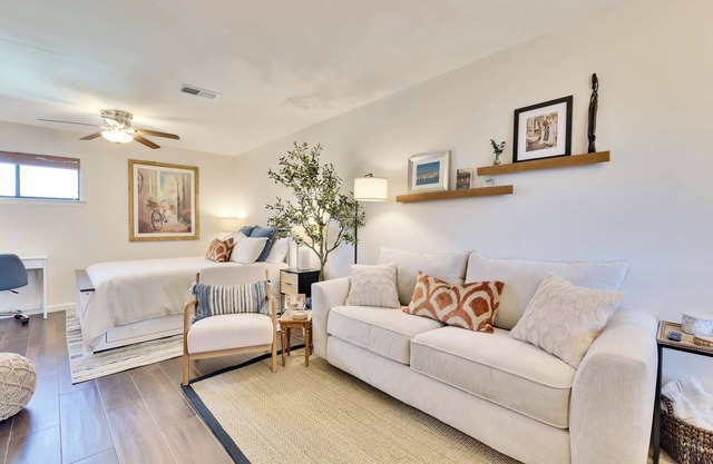 Cozy Condo in Historic Hyde Park