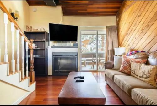 Cozy Condo in Mammoth with 2 parking spots! Ski,Snowboard, Ice skate!