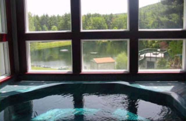 Cozy Condo in the White Mountain - SWIM AT OUR PRIVATE POND