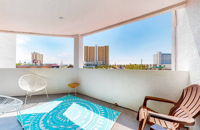 Cozy condo in paradise with pool, sauna & private dock - snowbird-friendly