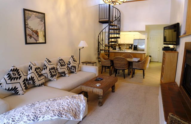 Cozy Condo located two blocks from the Slopes!