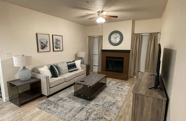 Cozy Condo Near Med Center| NRG Stadium| Rail line