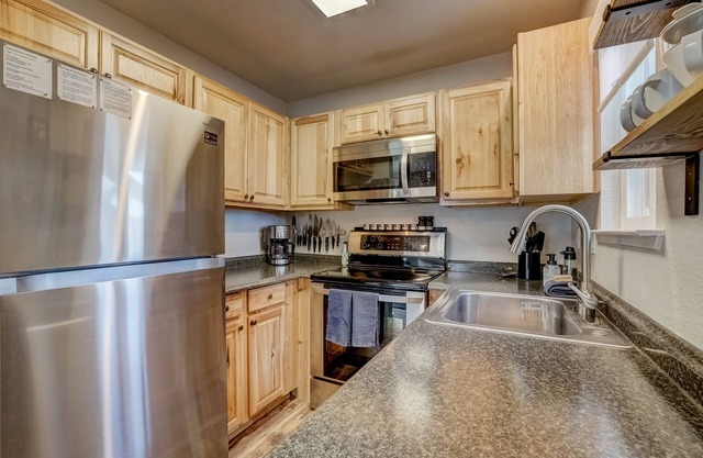 Cozy Condo STEPS from Heavenly Ski Lift - 28-day minimum