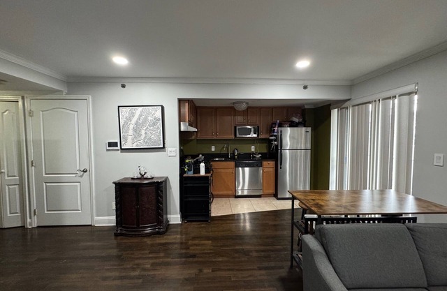 Cozy Condo Studio in charming Astoria with AC, 1 GB WiFi
