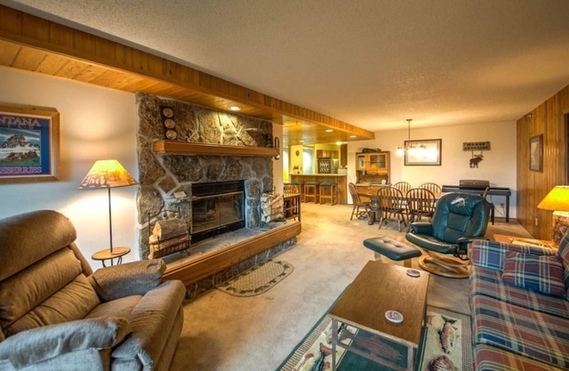 Cozy condo w/fireplace, private balcony and gorgeous Lone Peak Views - Skycrest Escape