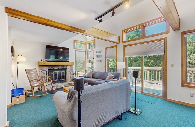 Cozy condo w/golf course views, pet-friendly, balcony, bbq, fireplace, mudroom