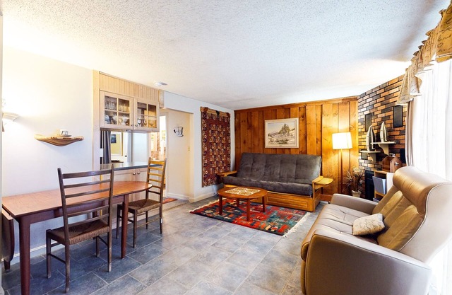 Cozy condo walk to town square, shuttle to ski, seasonal pool