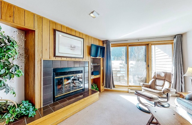 Cozy Condo with Great Views, Shared Pool & Hot Tub - 350 Yards to the Slopes