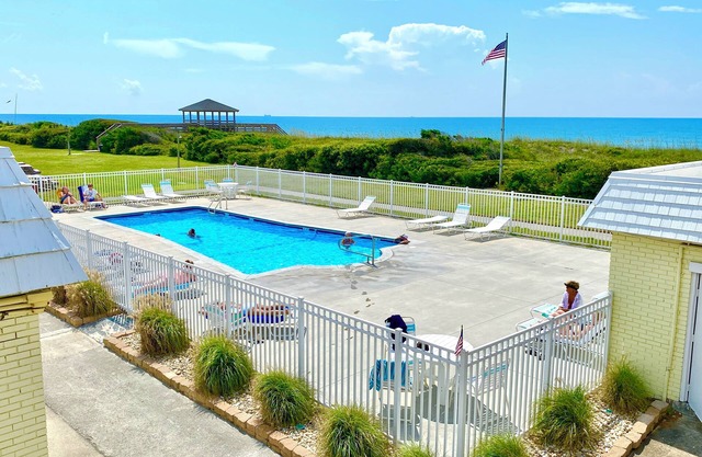 Cozy condo with AC, cable, and WiFi, pool - just steps to the beach!