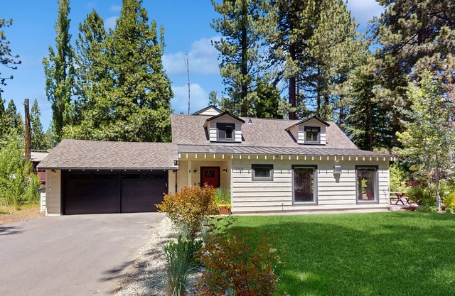 Cozy & contemporary, family-friendly home w/free WiFi & a private washer/dryer