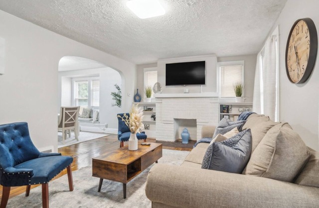 Cozy & Contemporary Pearl, located in the heart of Old Brooklyn.
