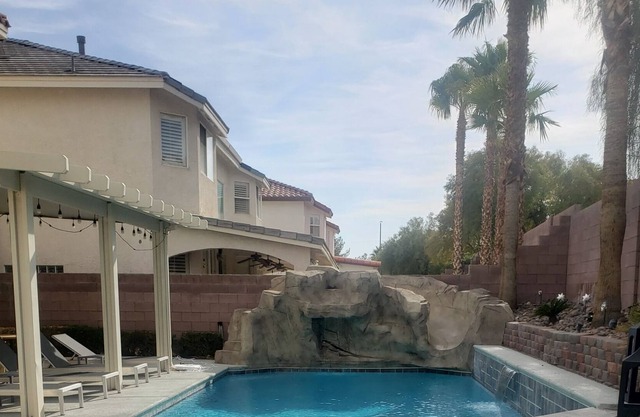 Cozy, convenient modern home in SW Las Vegas! Family-Friendly, 8 MILES TO MGM