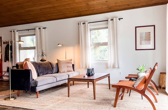 Cozy Costal House 5 minuets from the beach and walking distance to downtown!